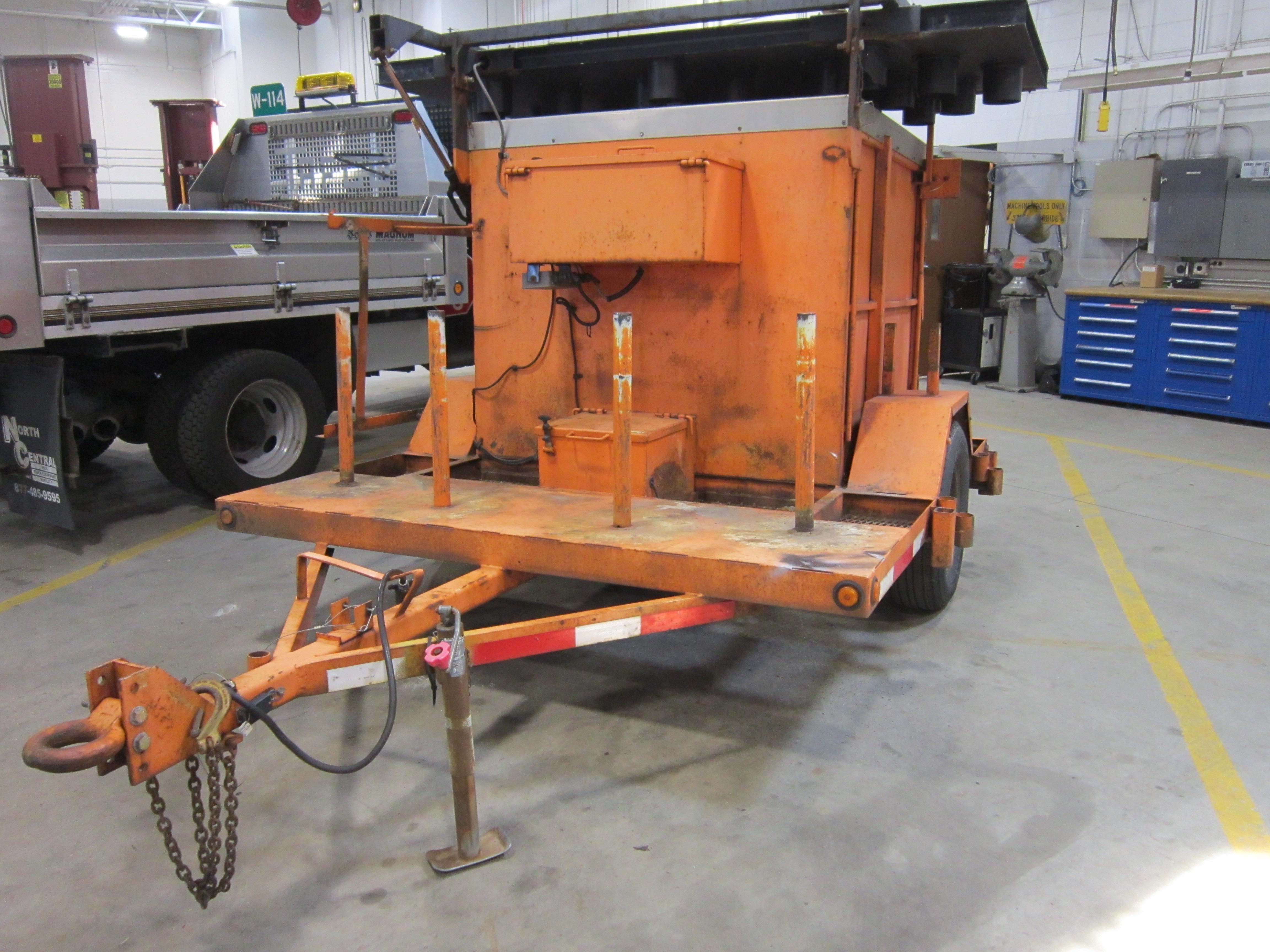 2004 MINNCOR ROLL-UP SIGN TRAILER W/ARROWBOARD