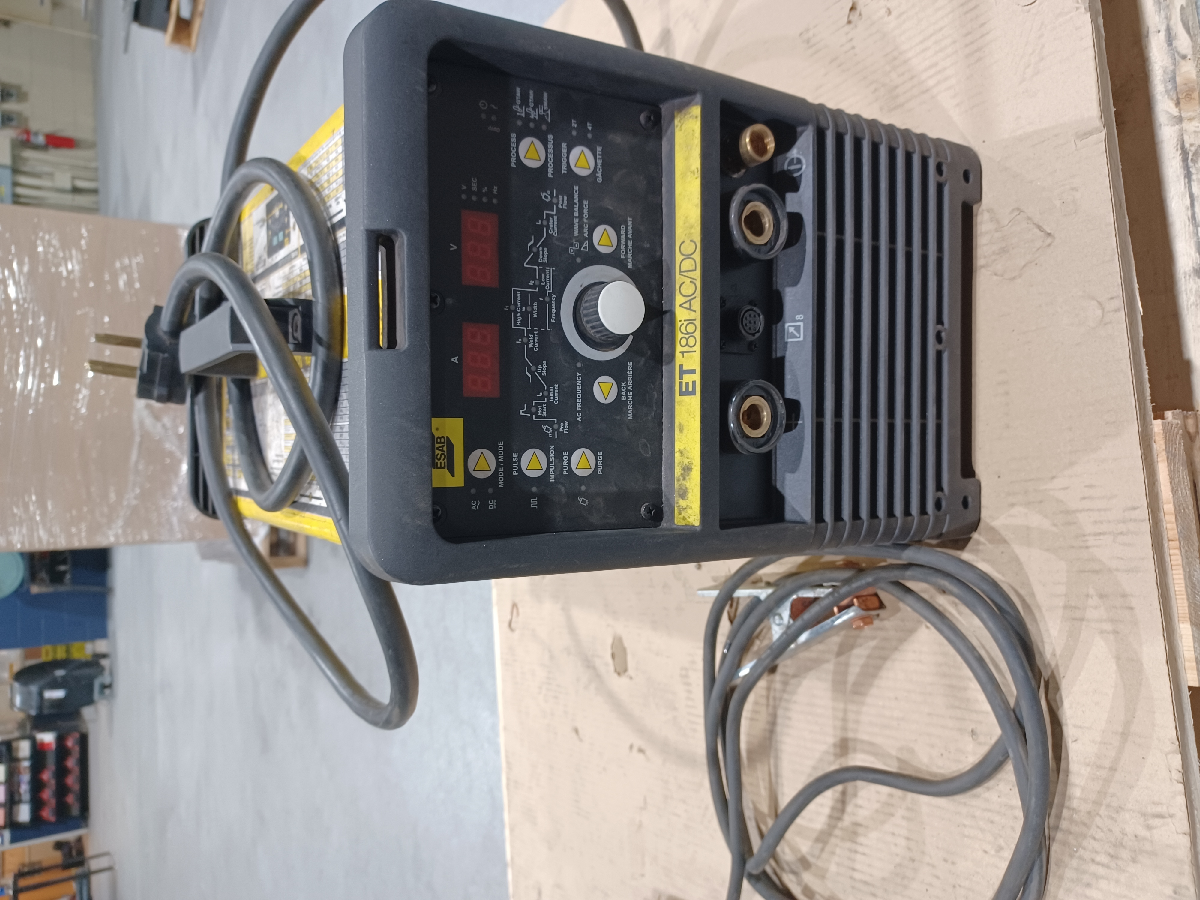 ESAB 186I AC/DC TIG INVERTER WELDER - NO TORCH OR FOOT PEDAL