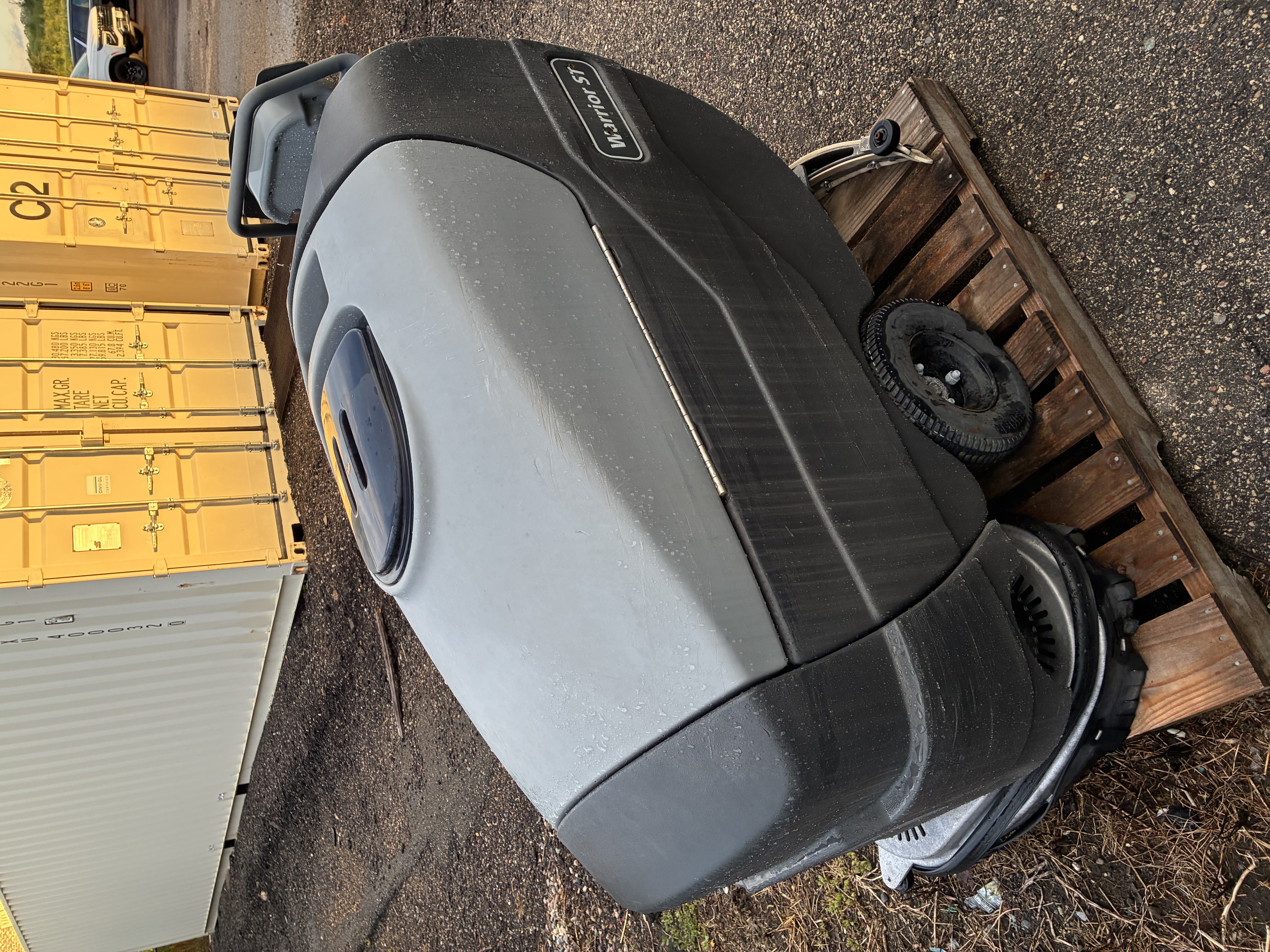 NILFISK ADVANCE FLOOR SCRUBBER