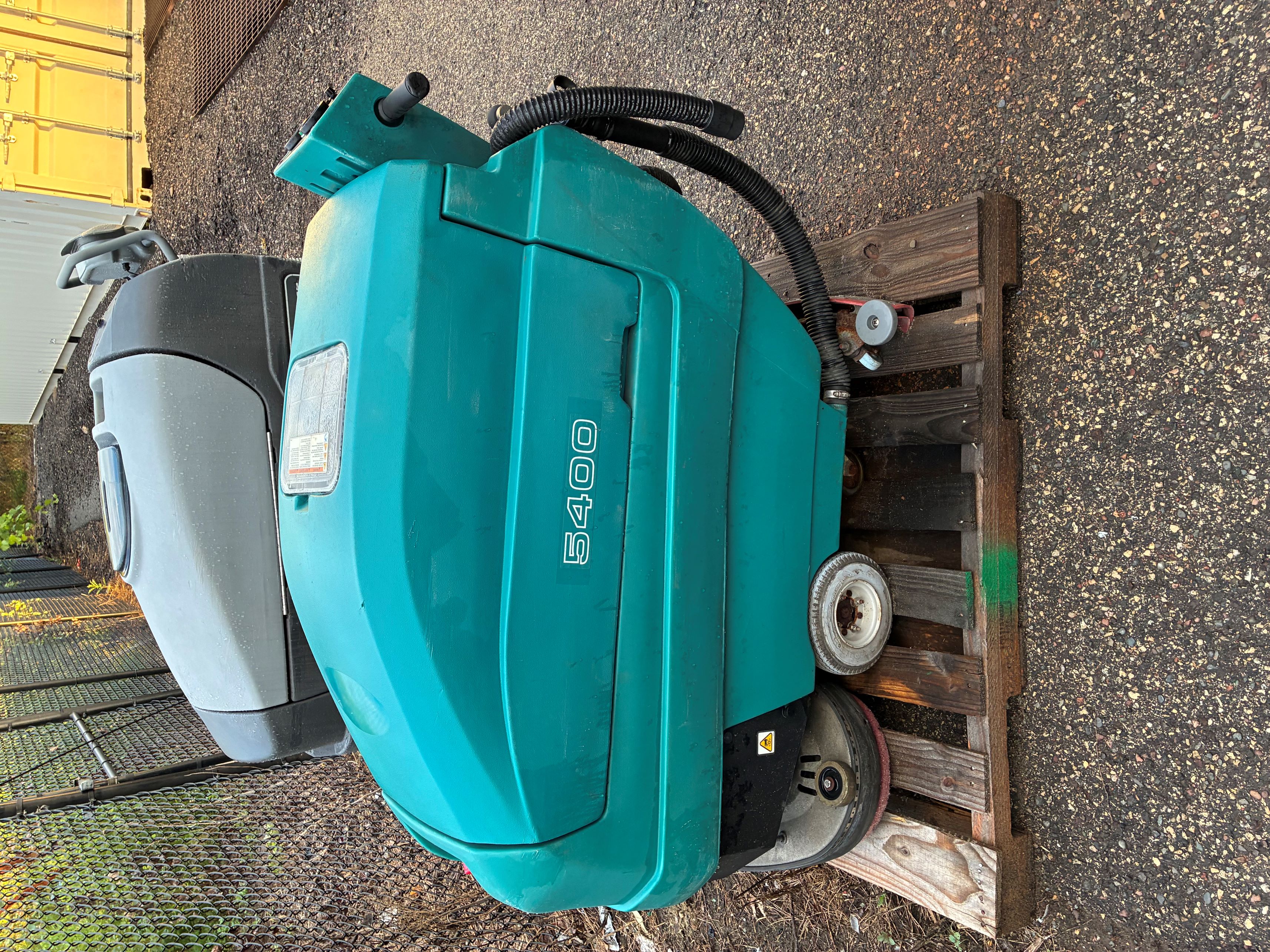 TENNANT COMPANY FLOOR SCRUBBER