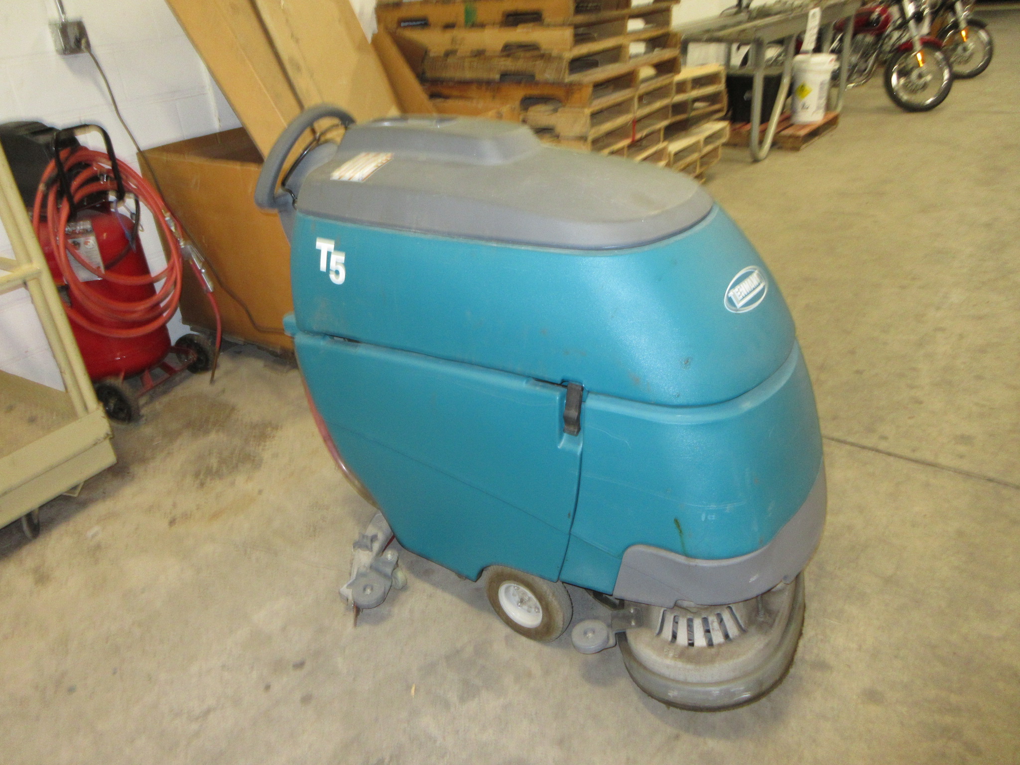 2014 TENNANT T5 FLOOR SCRUBBER