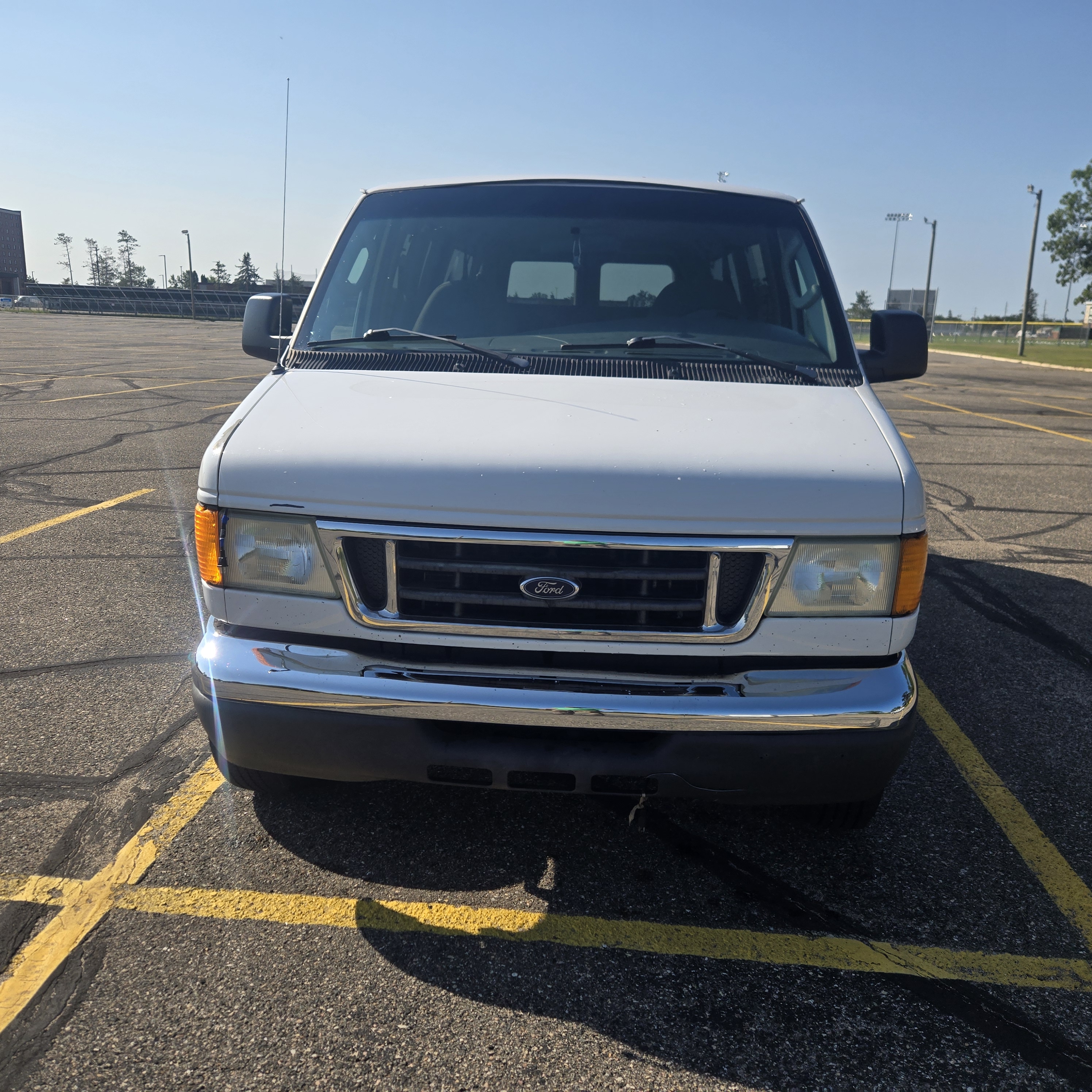 2005 Ford E-350 - 12 Passenger Van