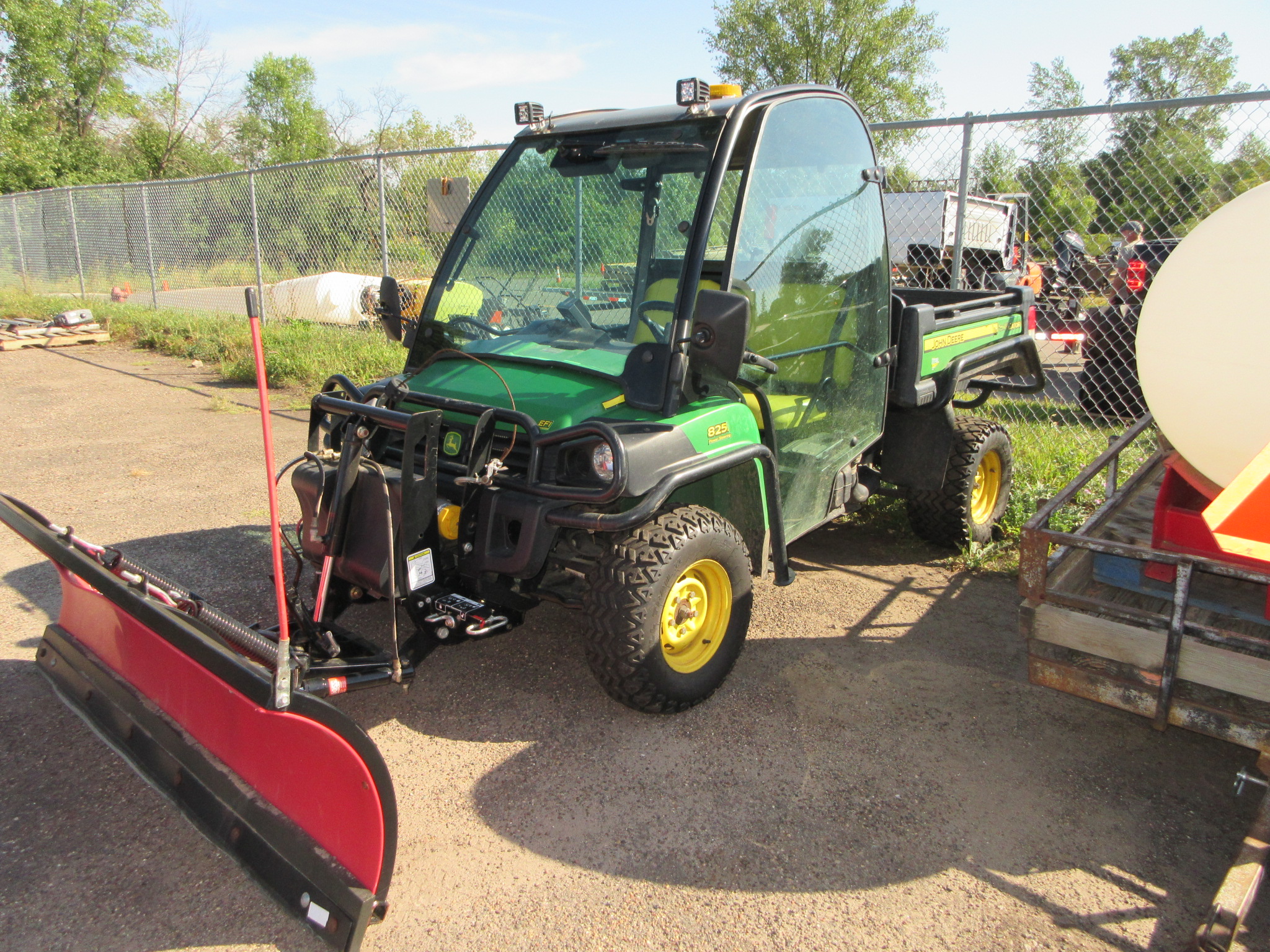 2016 John Deere Gator 825i