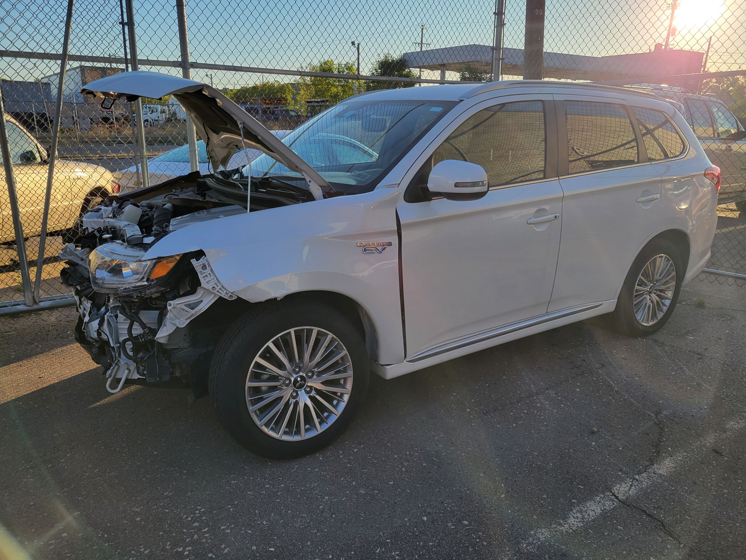 2020 MITSUBISHI OUTLANDER PHEV, WITH FRONT END DAMAGE