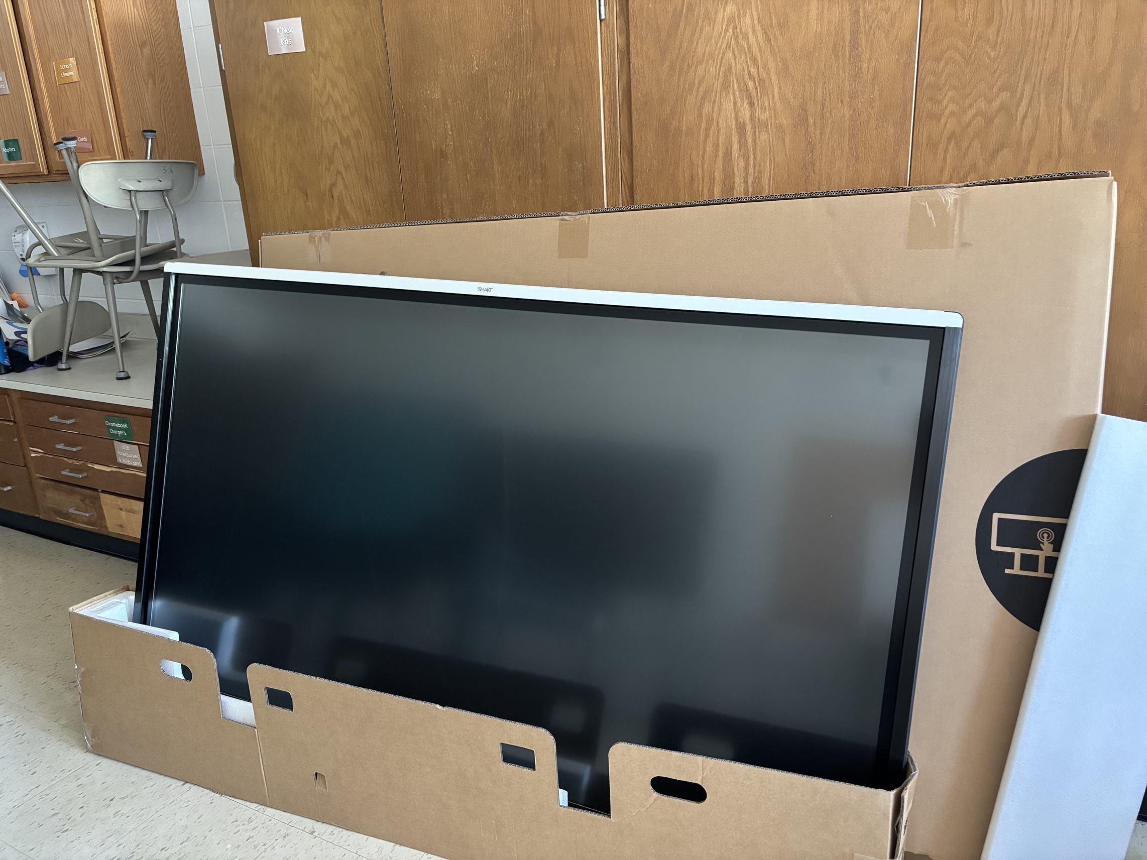 7 - SMART BOARD MX075-V2 (75" DIAGONAL, 4K UHD INTERACTIVE TOUCH DISPLAY)