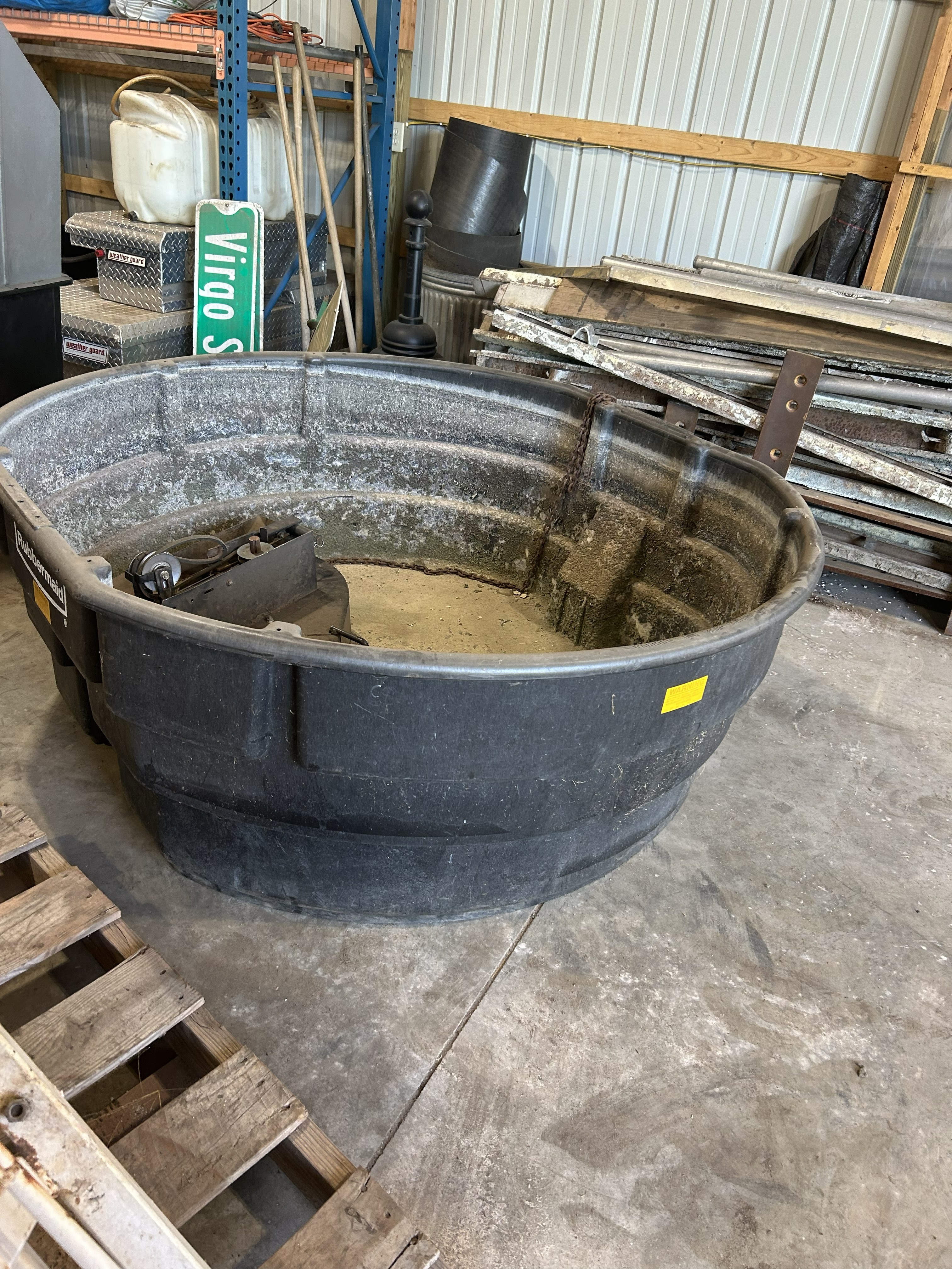 Rubbermaid 300 Gallon, 1136 Liter Tub With Drain