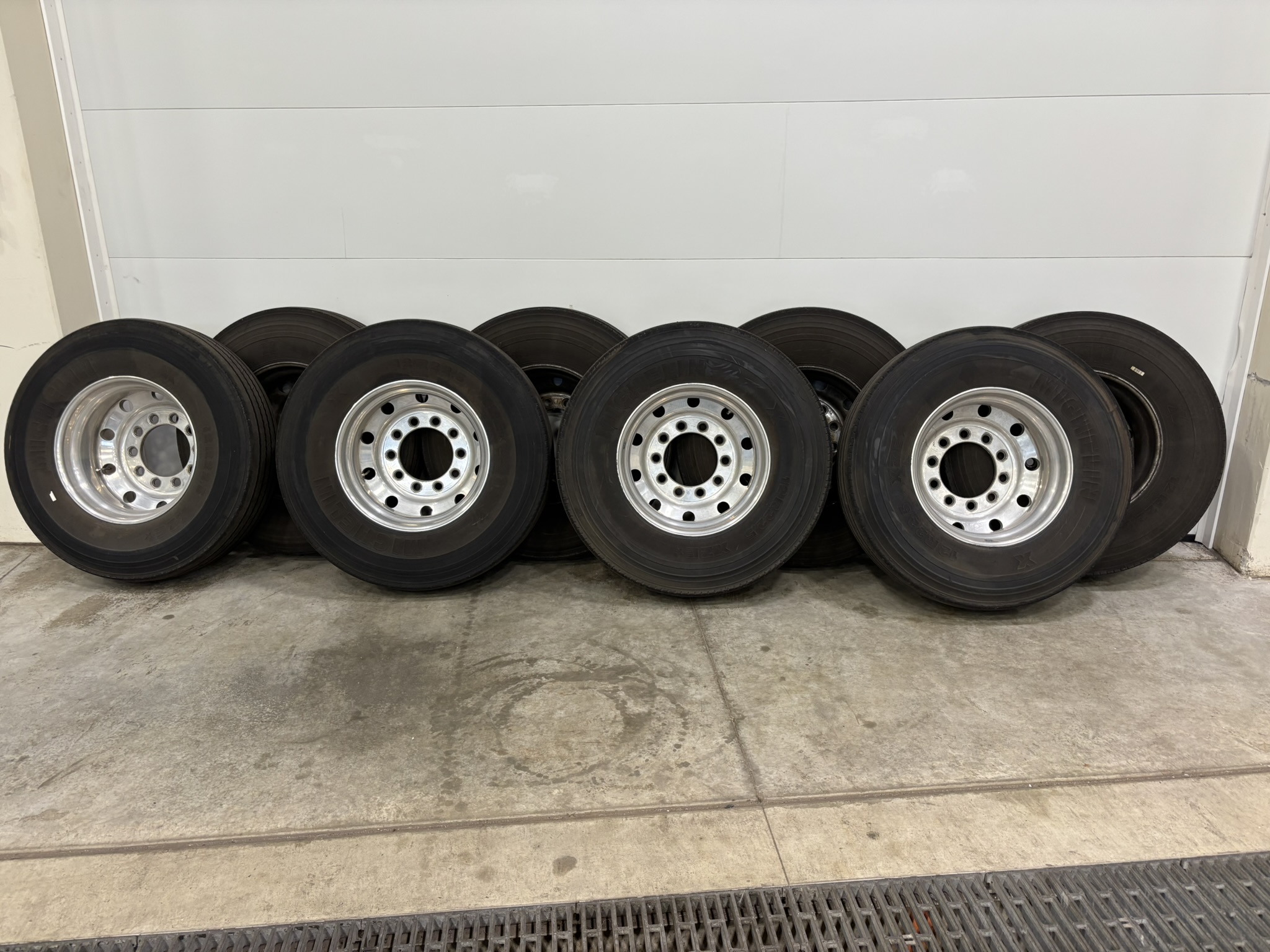Set Of 8 12r22.5 Tires On 22.5x8.25 Alcoa Aluminum Wheels